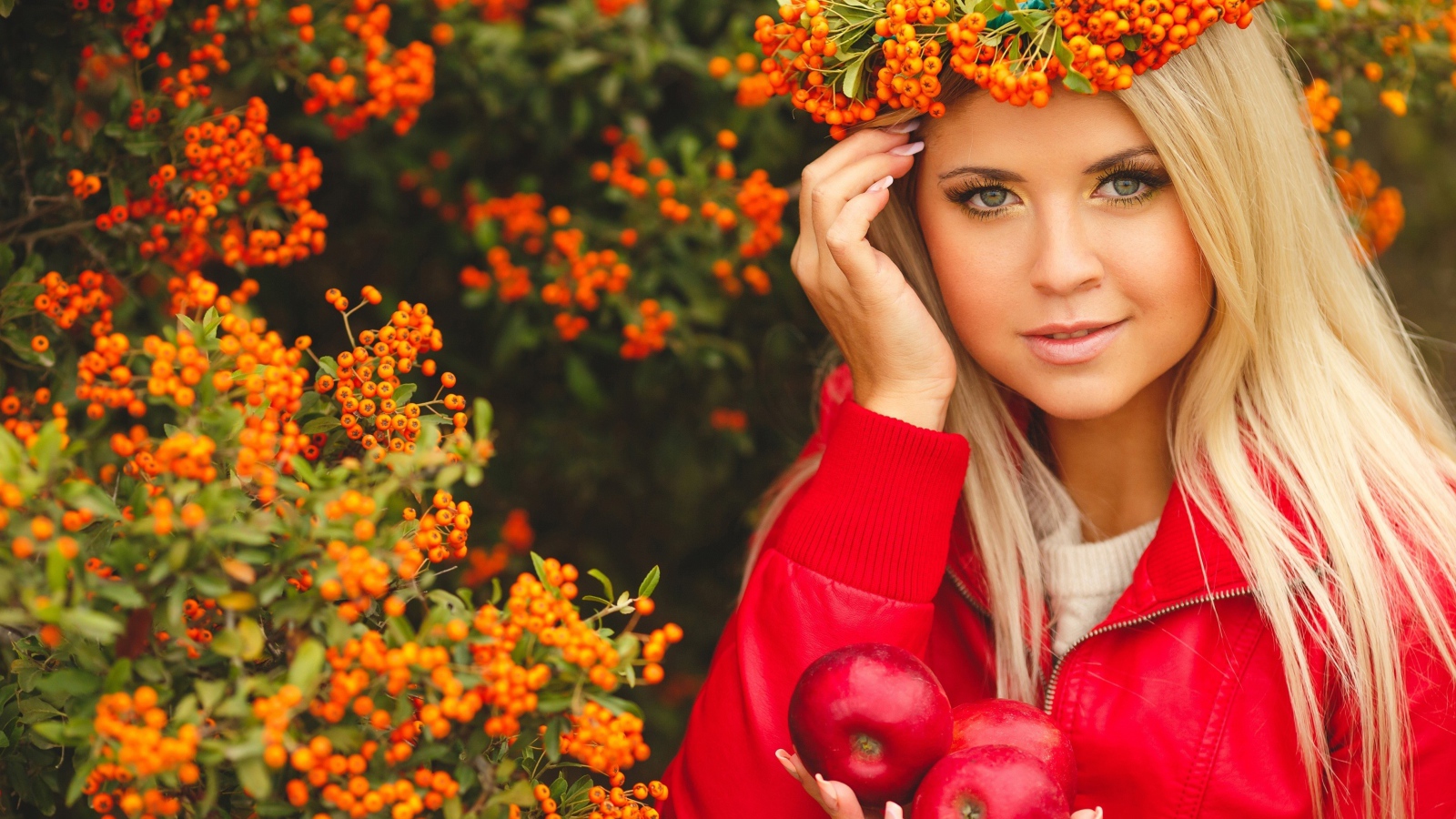 Красивая блондинка с венком из рябины на голове