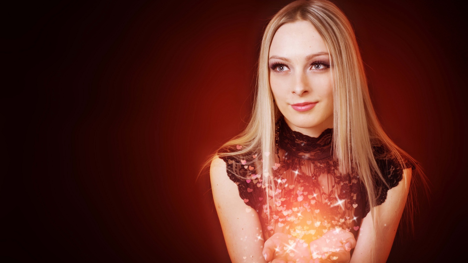 Красивая голубоглазая блондинка на красном фоне
