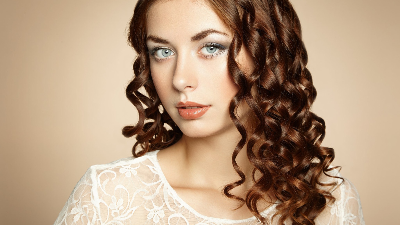 Красивая голубоглазая девушка шатенка в белом наряде