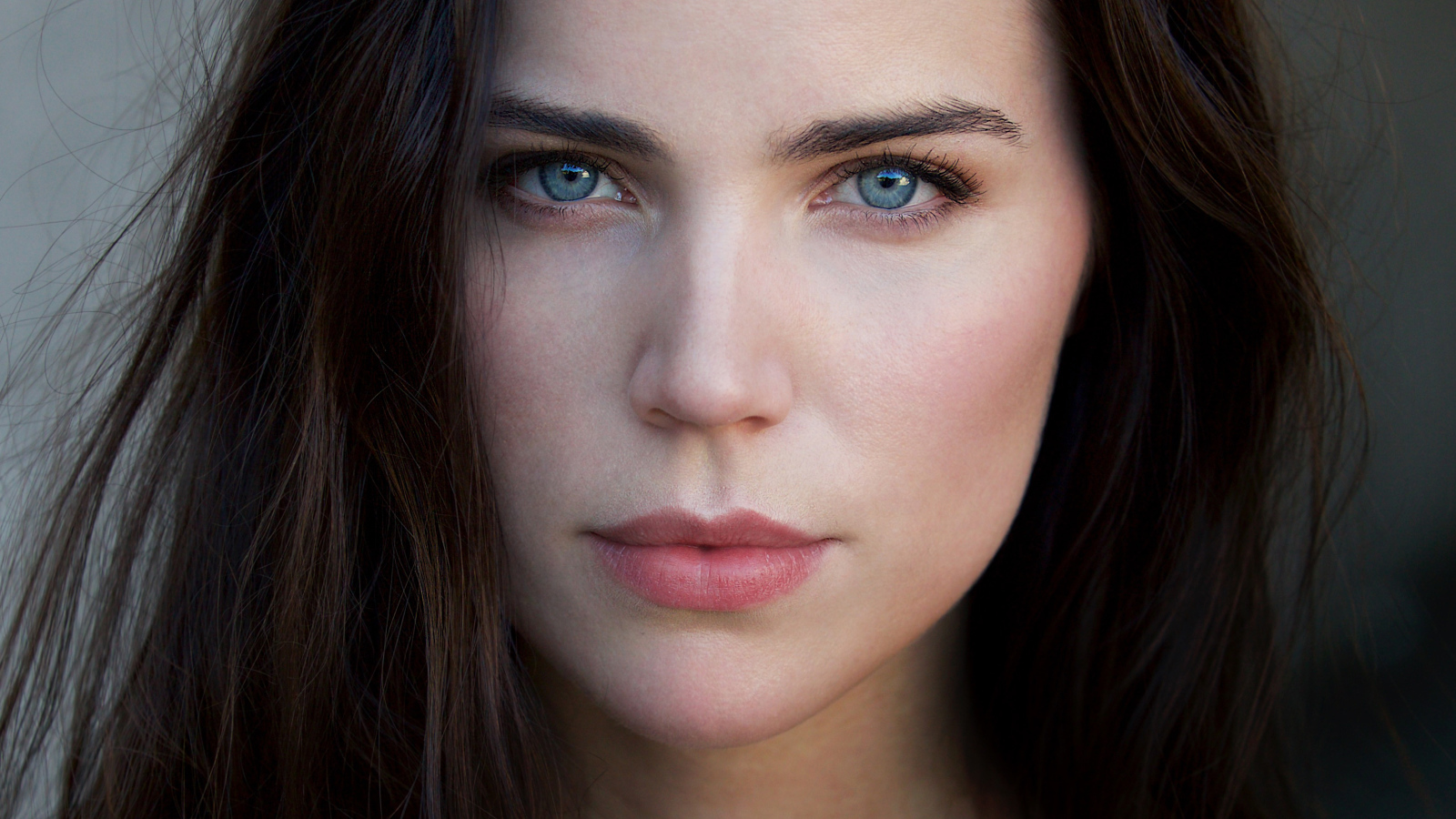 Красивая голубоглазая шатенка крупным планом 