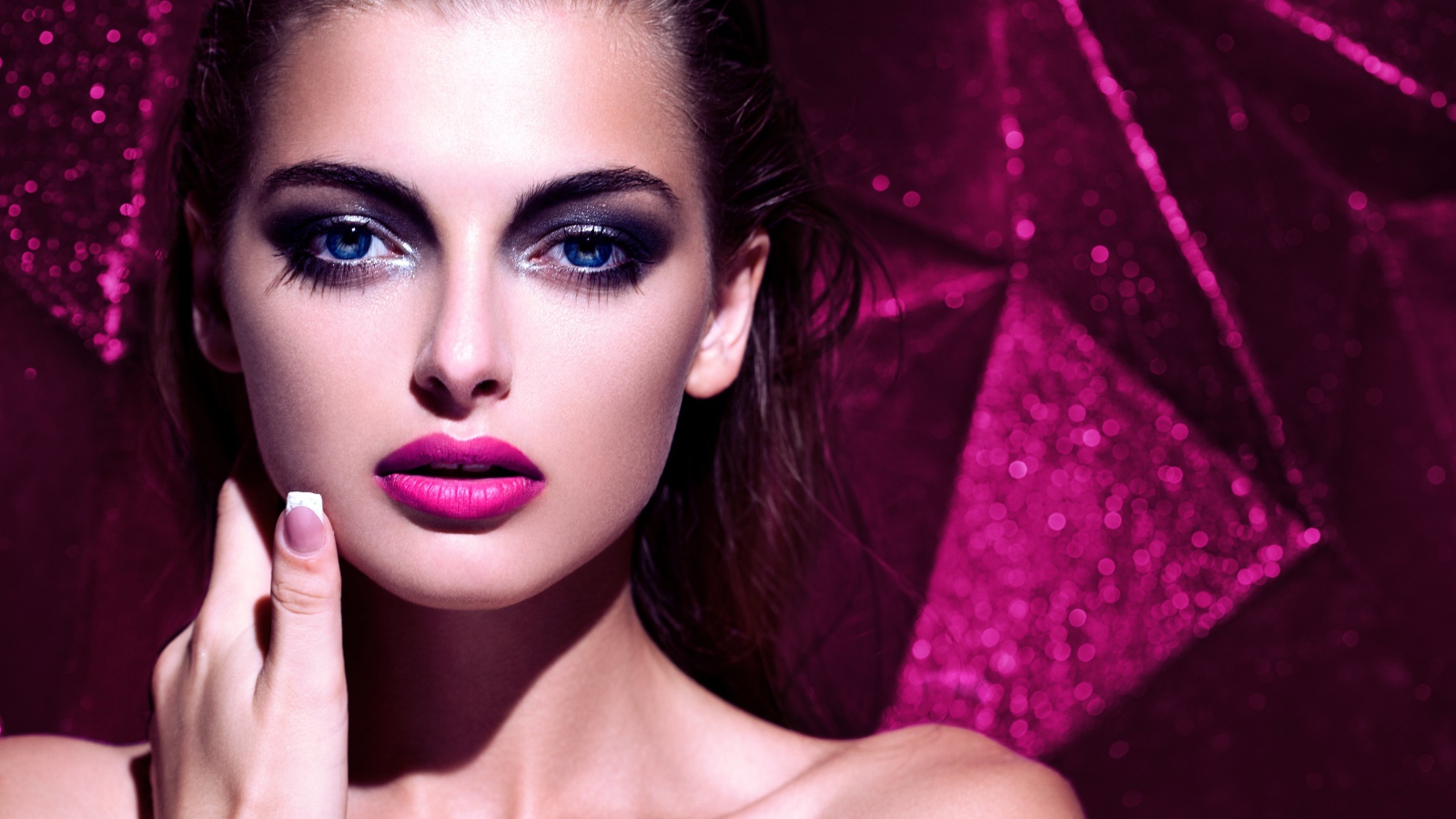 Красивая голубоглазая брюнетка с макияжем на сиреневом фоне