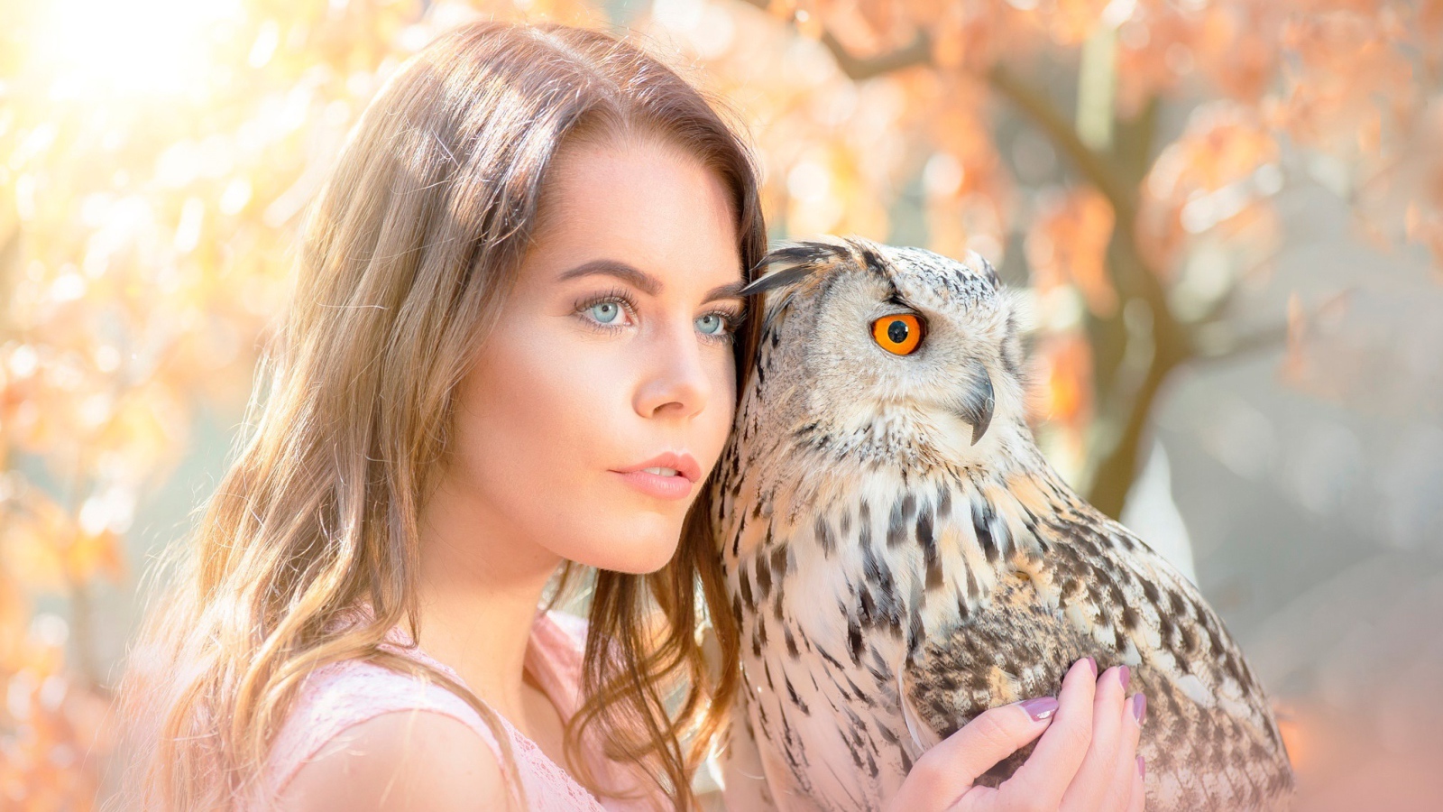 Красивая голубоглазая девушка с совой