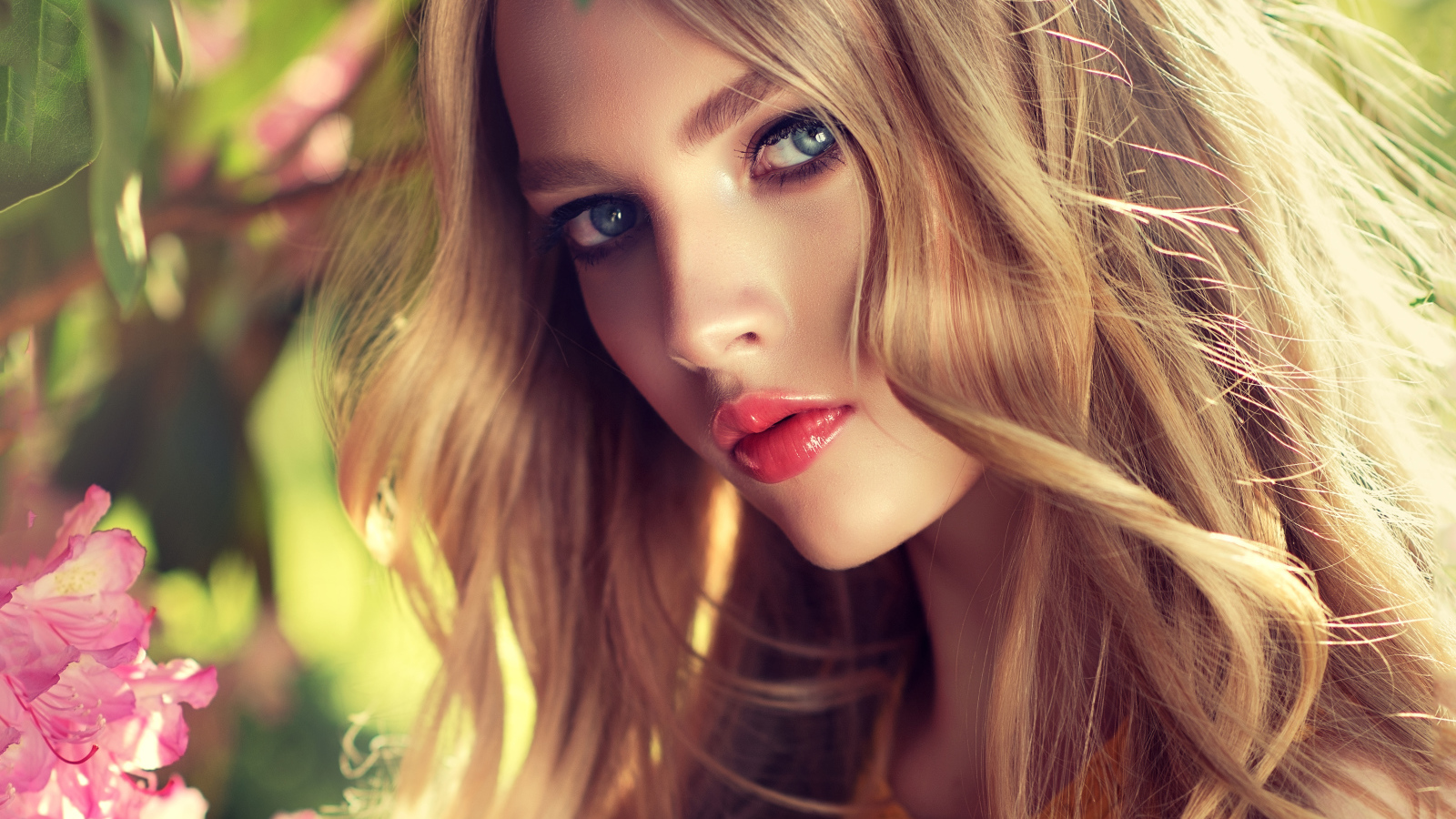 Красивая яркая голубоглазая блондинка фото крупным планом