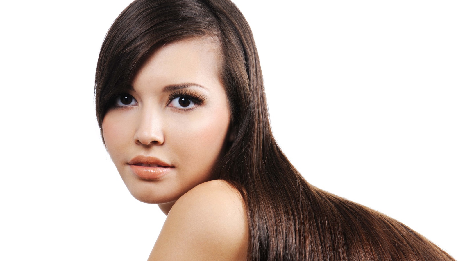 Красивая кареглазая длинноволосая девушка на белом фоне 