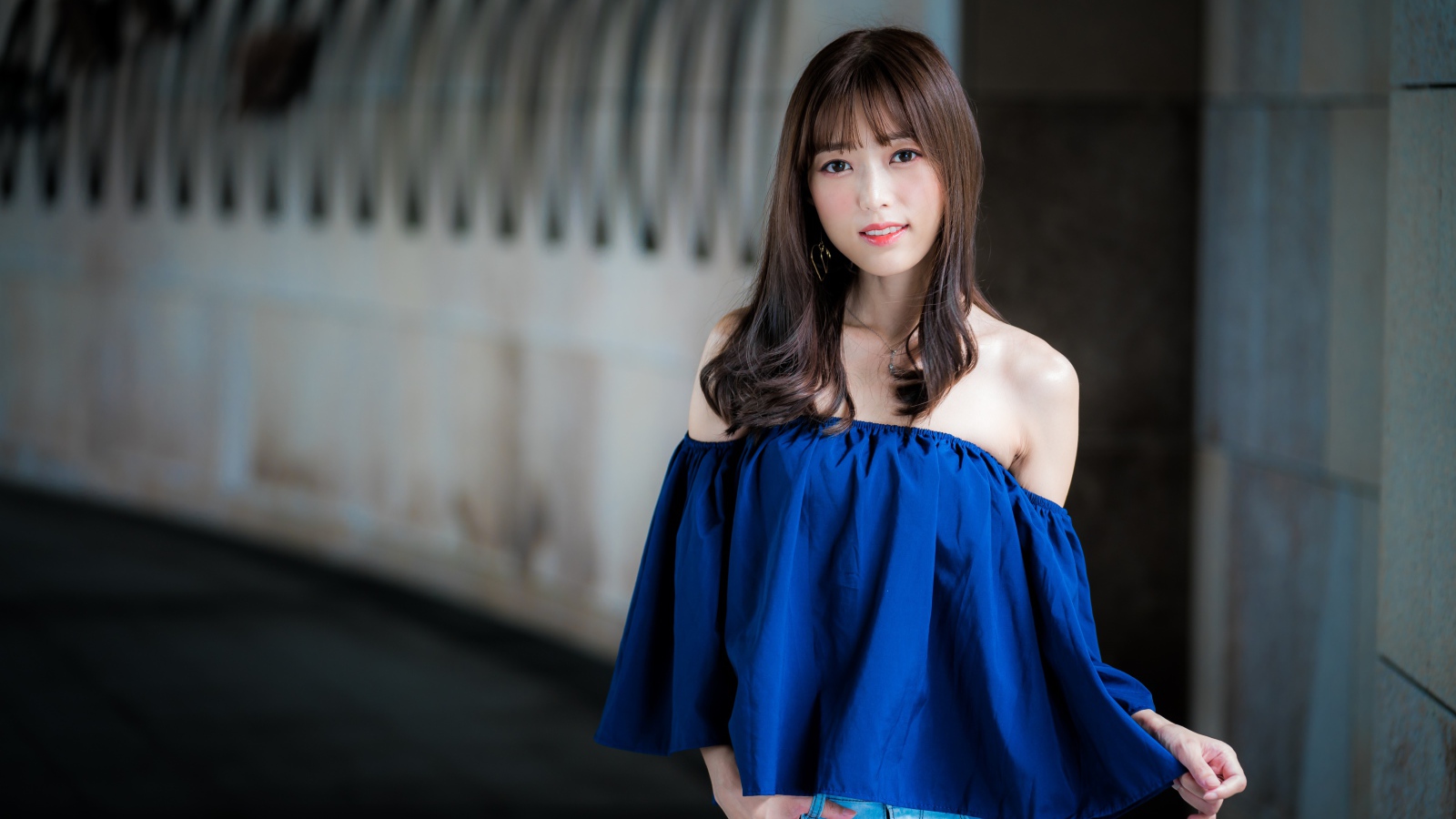 Красивая брюнетка в синем