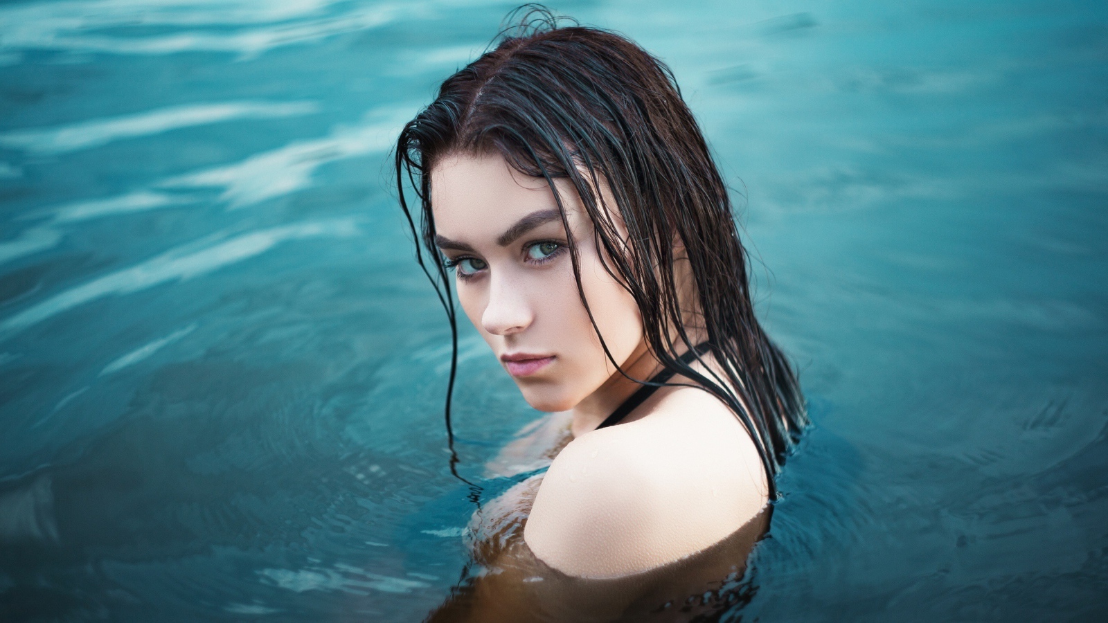 Красивая брюнетка в воде