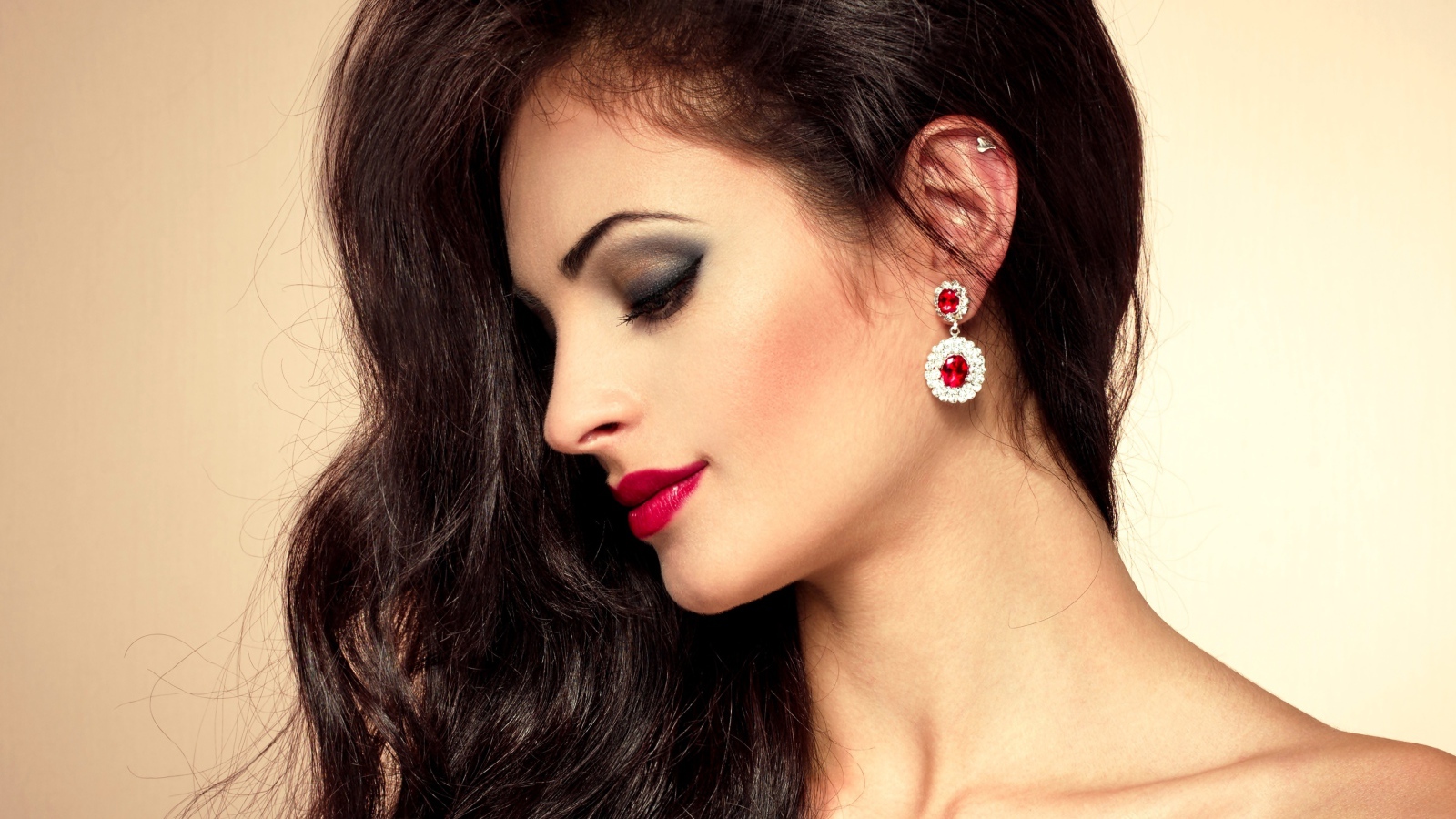 Красивая брюнетка с дорогими серьгами в ушах