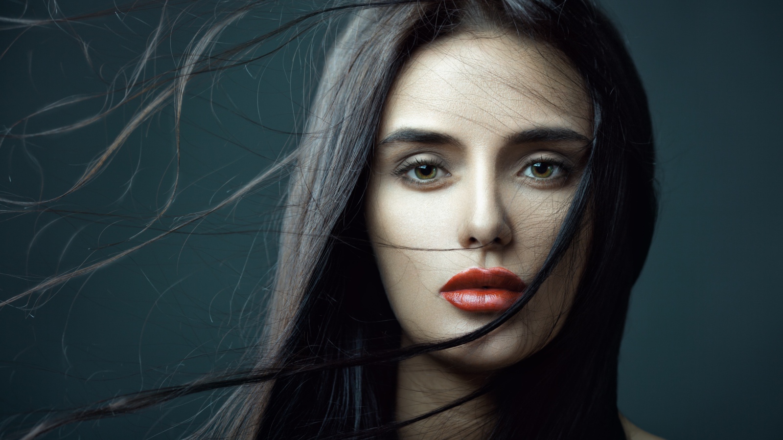 Красивая брюнетка с развевающимися волосами