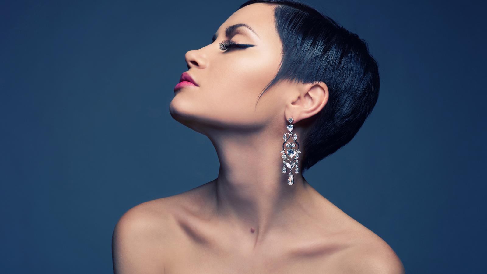 Красивая брюнетка с короткой стрижкой и красивыми серьгами