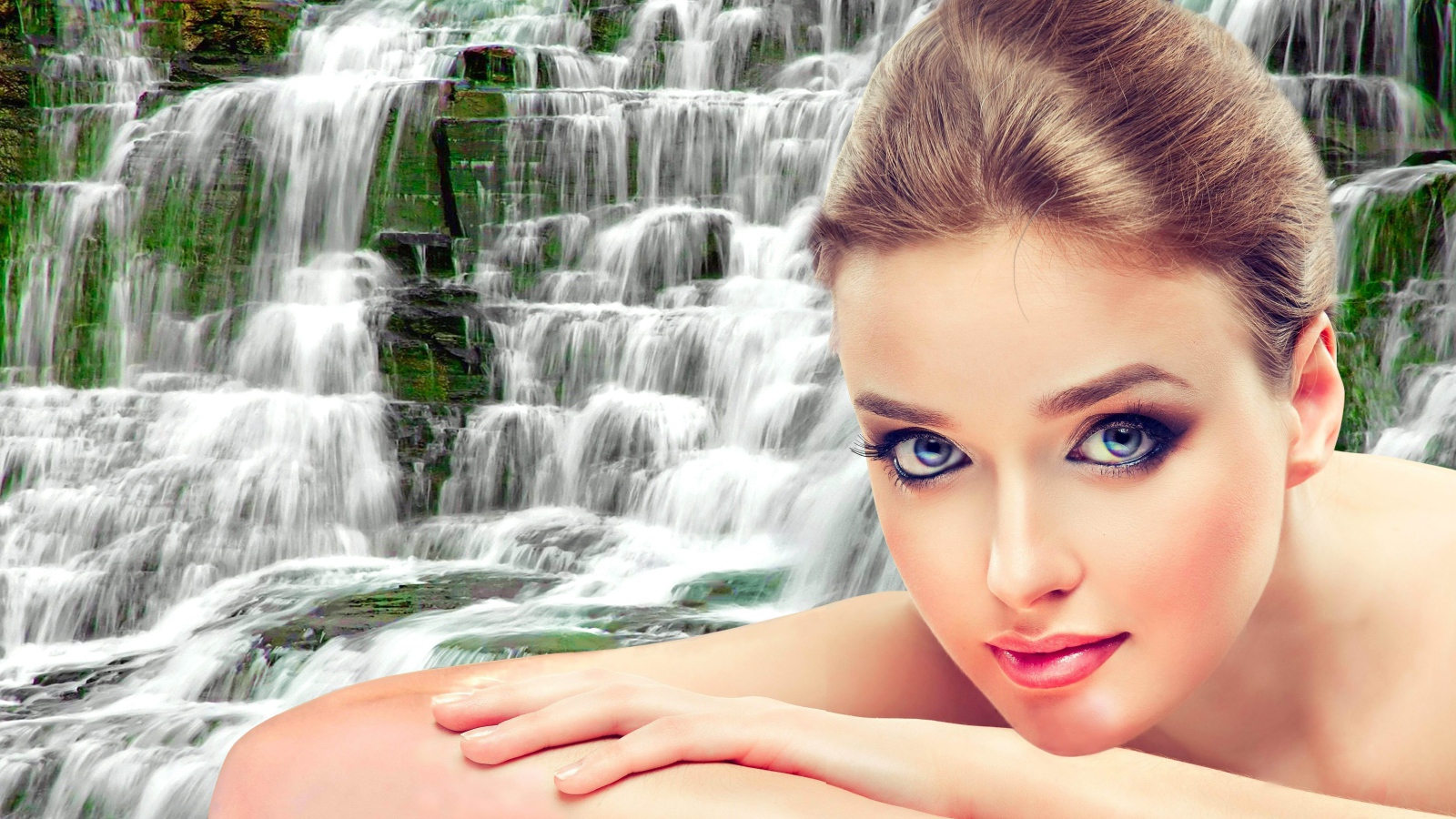 Красивая нежная девушка на фоне водопада