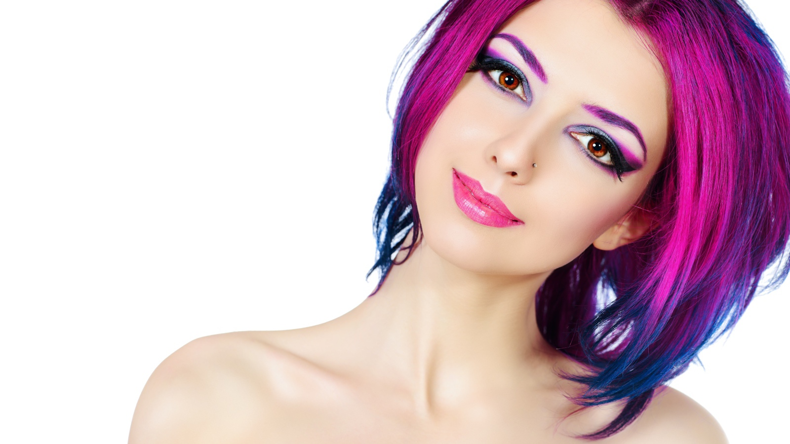 Красивая девушка с ярким макияжем и крашеными волосами на белом фоне