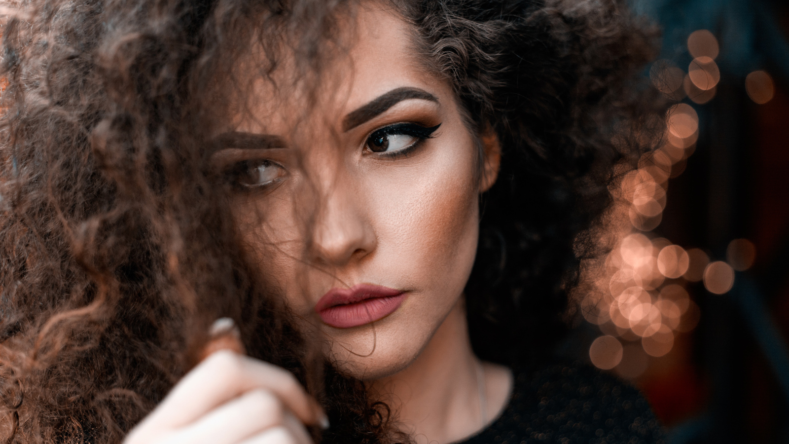 Красивая девушка с карими глазами 