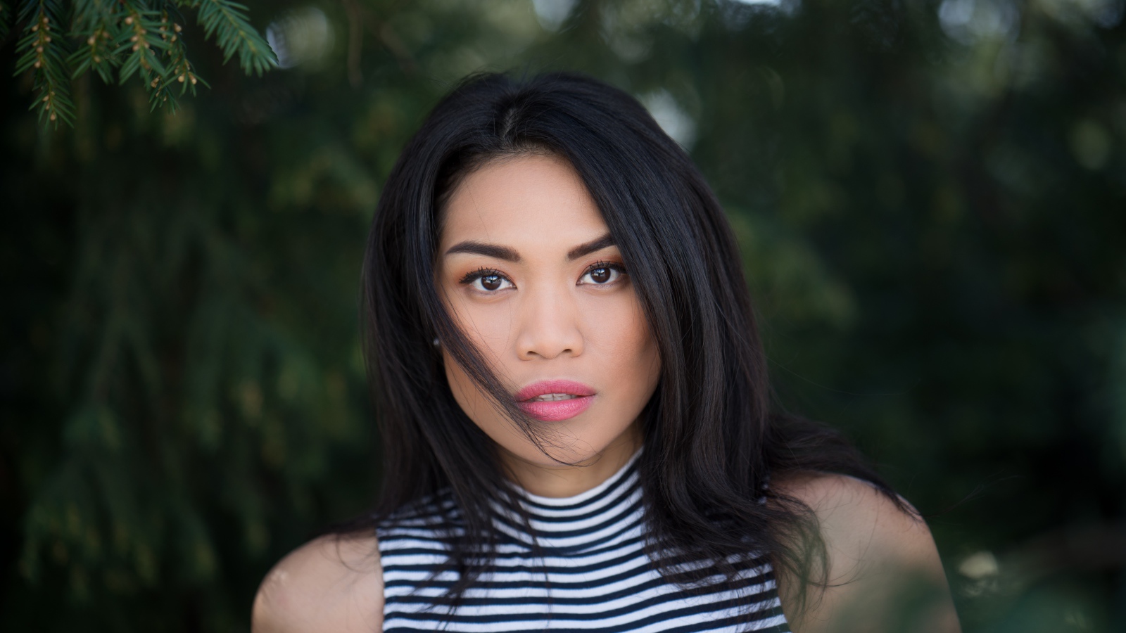 Красивая девушка с длинными черными волосами 