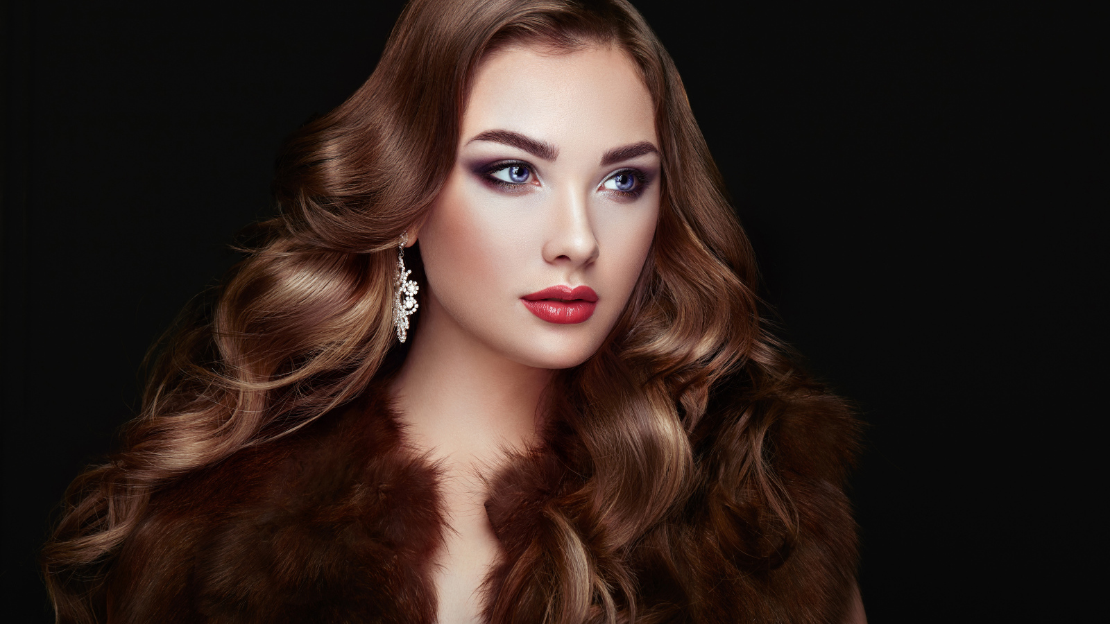 Красивая длинноволосая шатенка с голубыми глазами