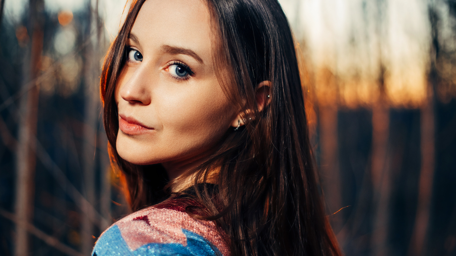 Красивая длинноволосая девушка с голубыми глазами