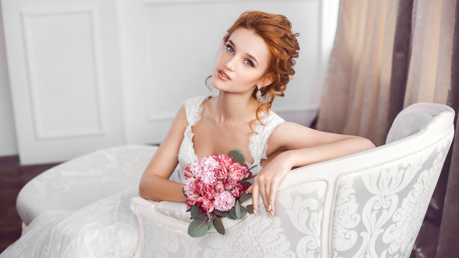 Красивая рыжеволосая девушка невеста с розовым букетом