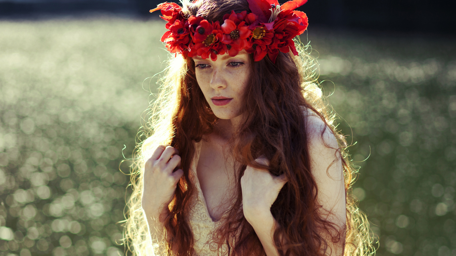 Красивая рыжеволосая девушка с венком на голове