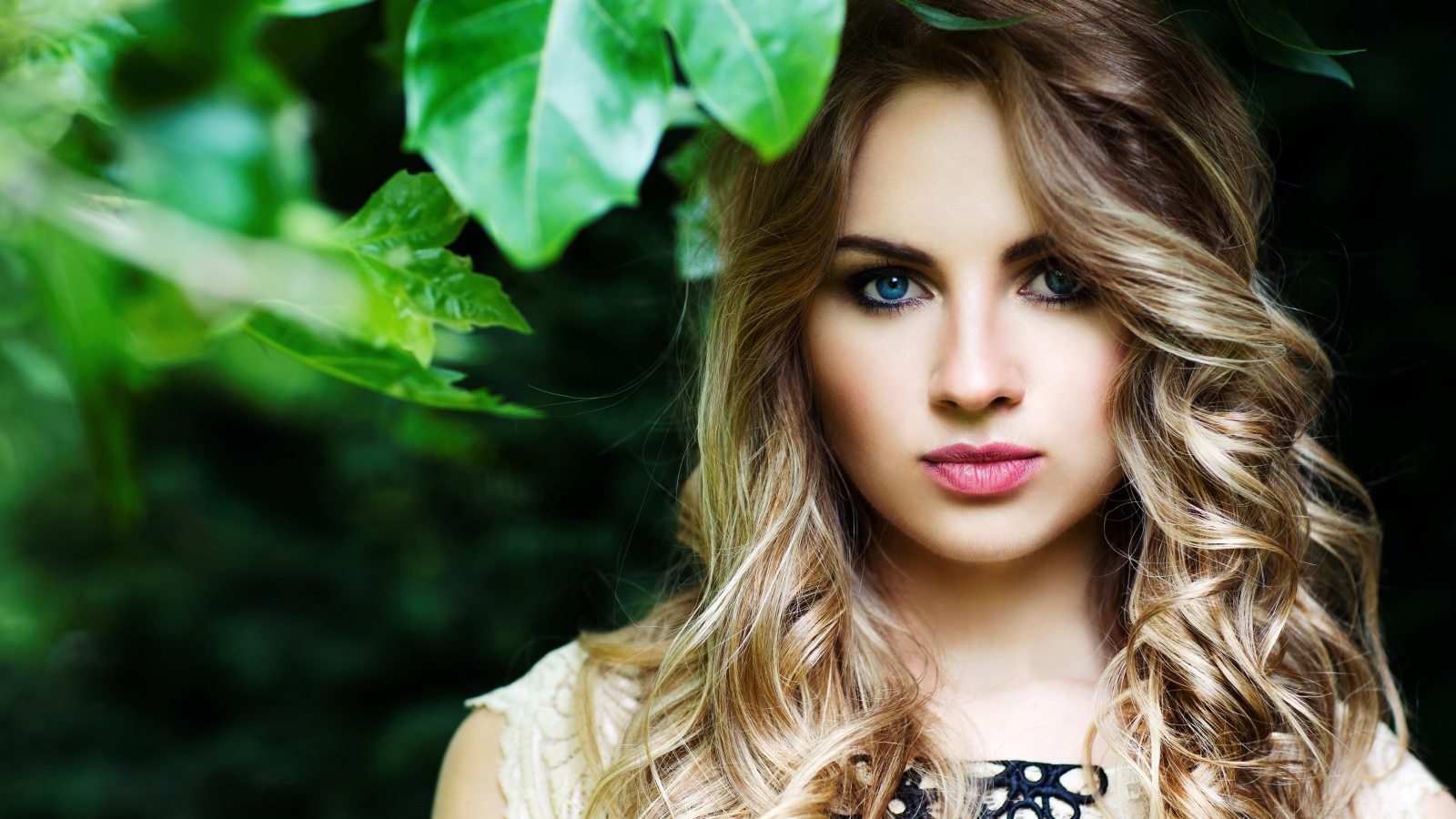 Красивая нежная голубоглазая девушка блондинка