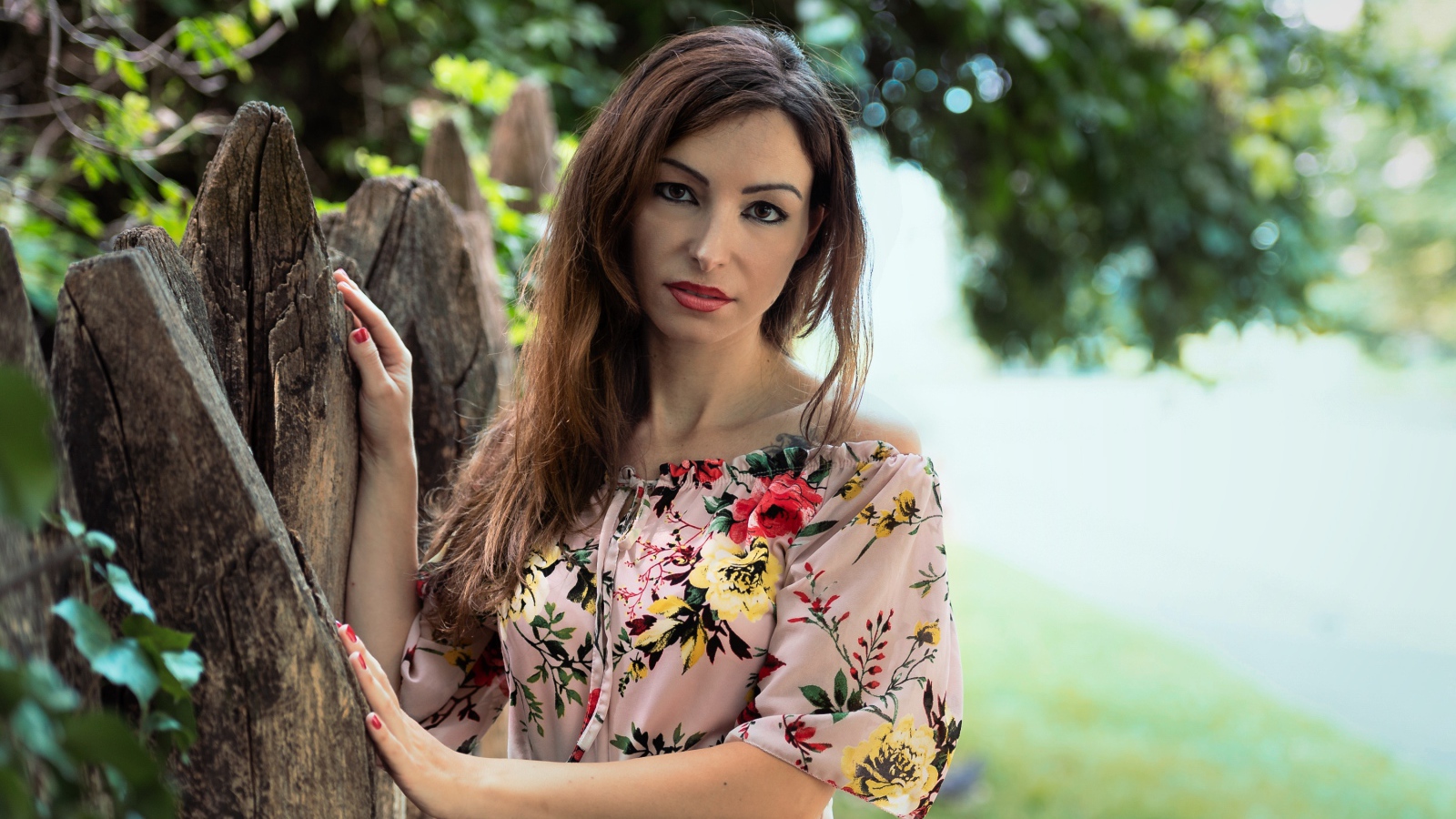 Красивая женщина в платье у сухого дерева