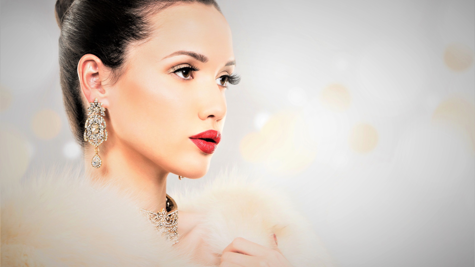 Красивая молодая девушка с красивыми украшениями и в шубе