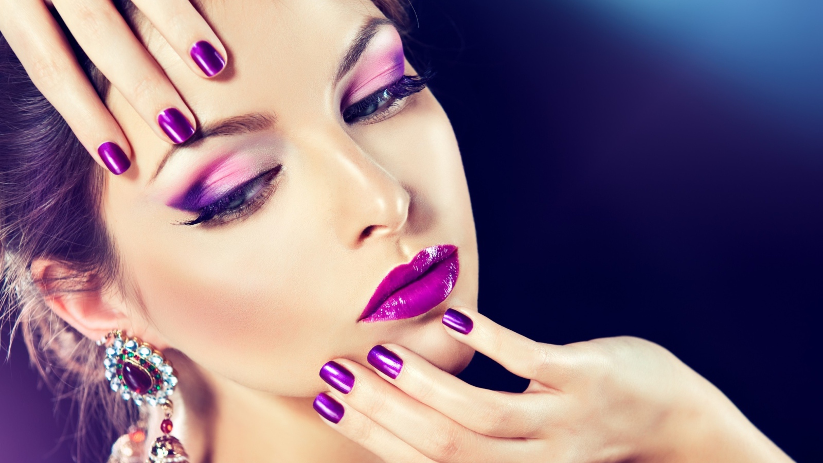 Красивая молодая девушка с фиолетовым макияжем