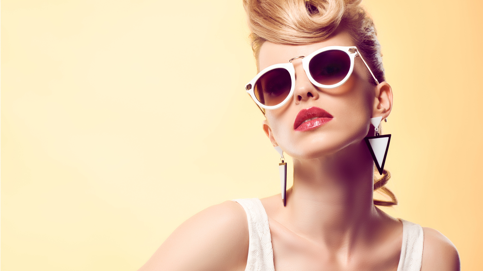 Блондинка со стильной прической в очках 