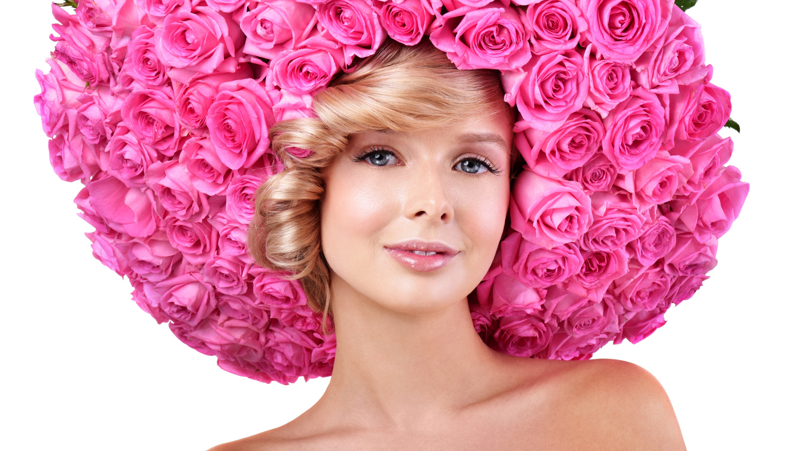 Голубоглазая блондинка с розовыми розами на белом фоне 