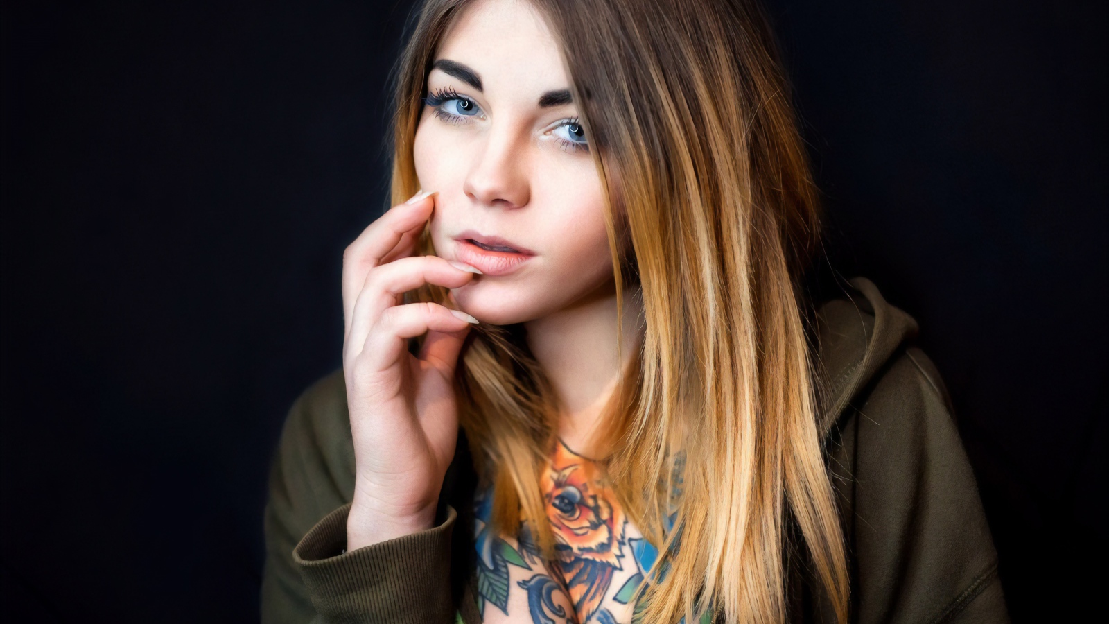 Голубоглазая девушка с татуировкой