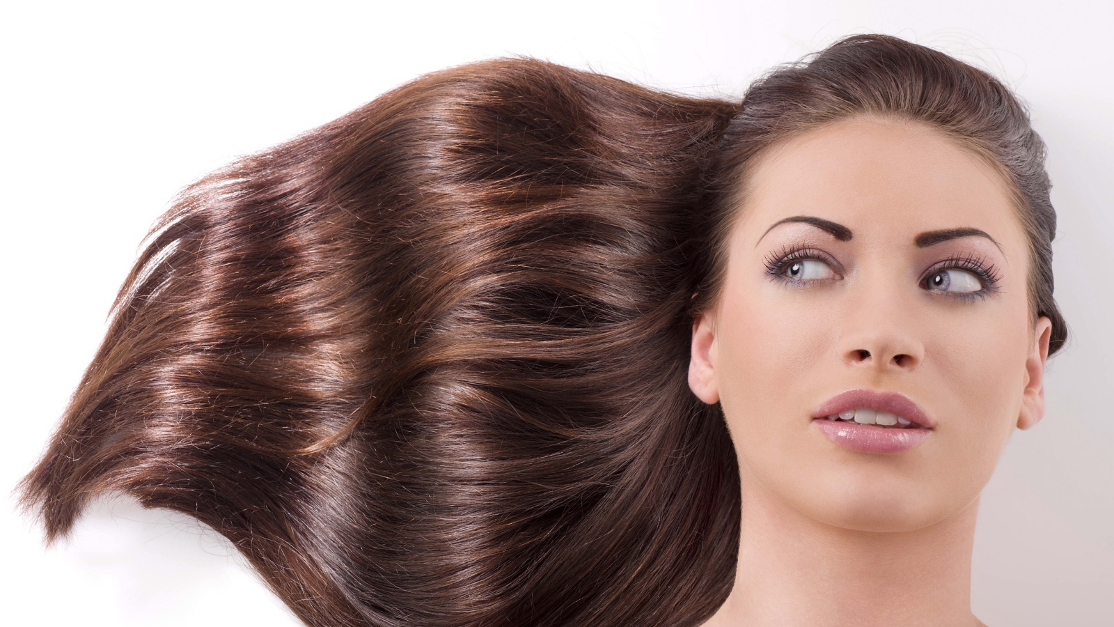 Голубоглазая длинноволосая шатенка на белом фоне