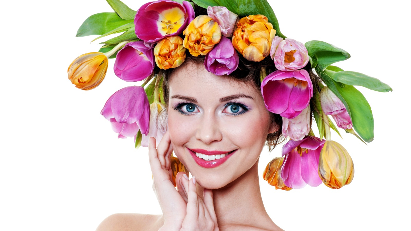 Голубоглазая улыбающаяся девушка с венком из тюльпанов на голове
