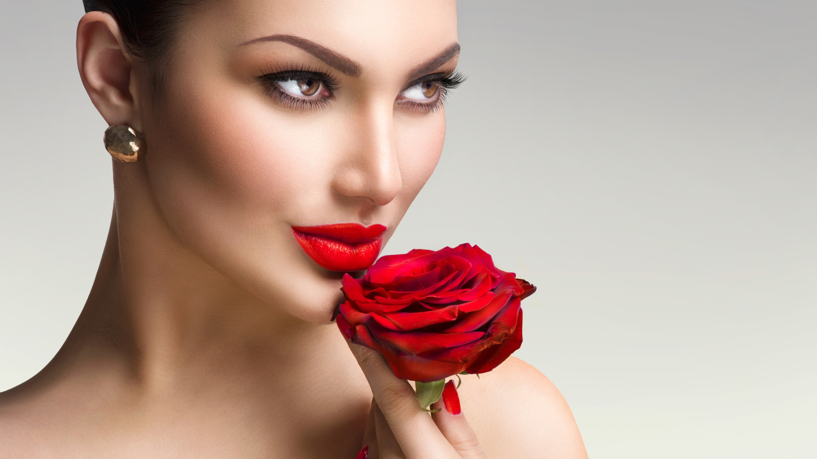 Яркая стильная девушка с красной розой в руке