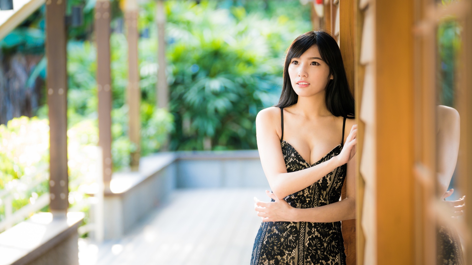 Нежная девушка азиатка в черном платье 