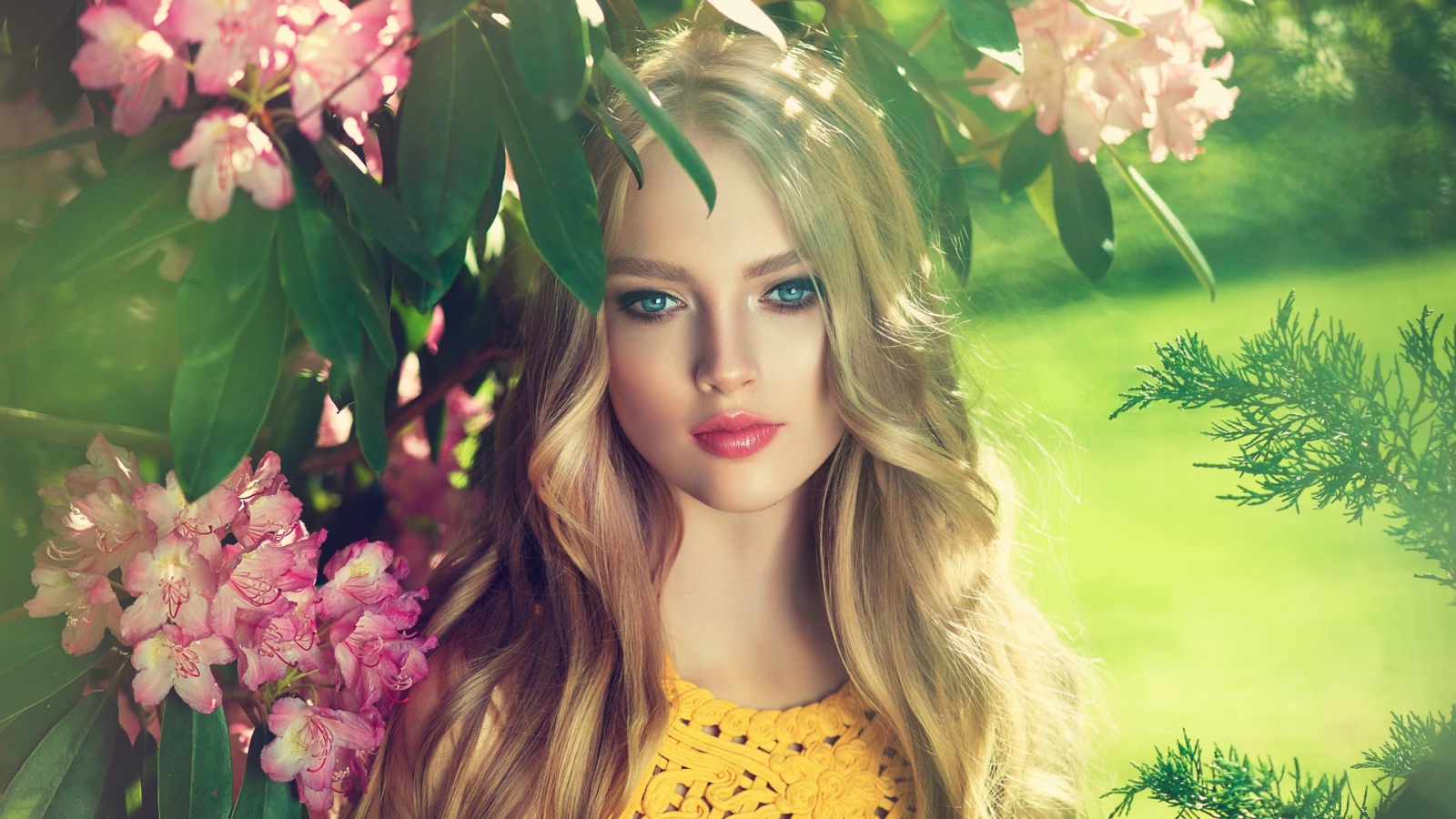 Нежная голубоглазая блондинка в розовых цветах 