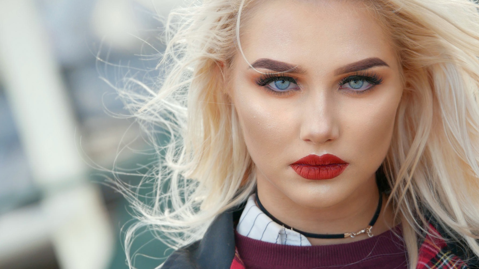 Эффектная голубоглазая блондинка с яркими красными губами