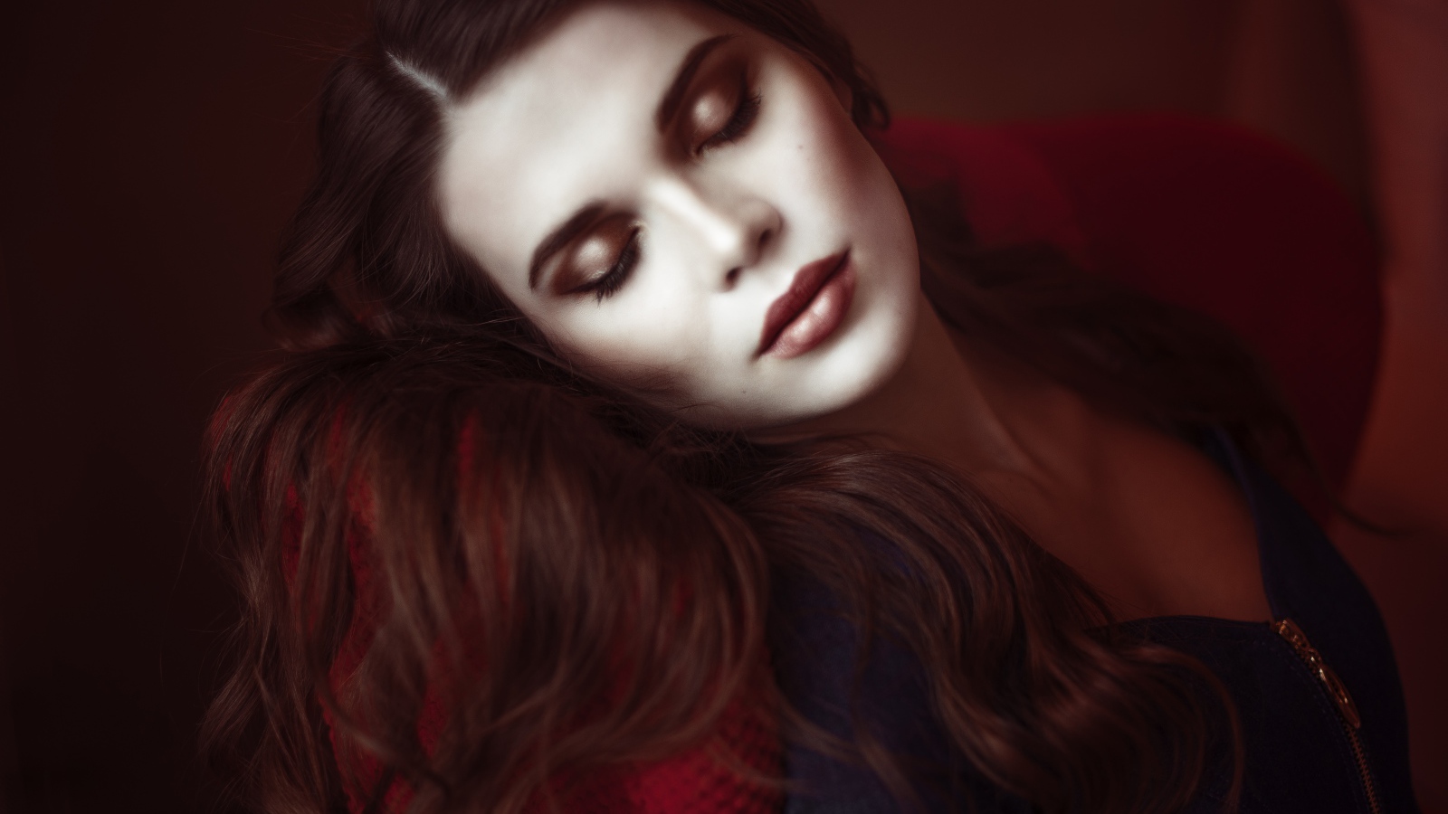 Нежная девушка спящая красавица