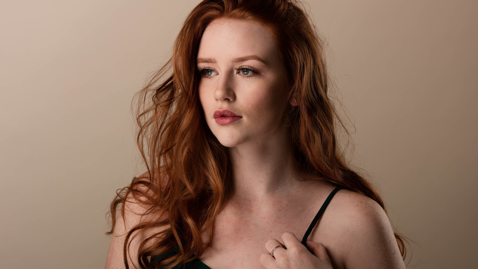 Нежная молодая рыжеволосая девушка