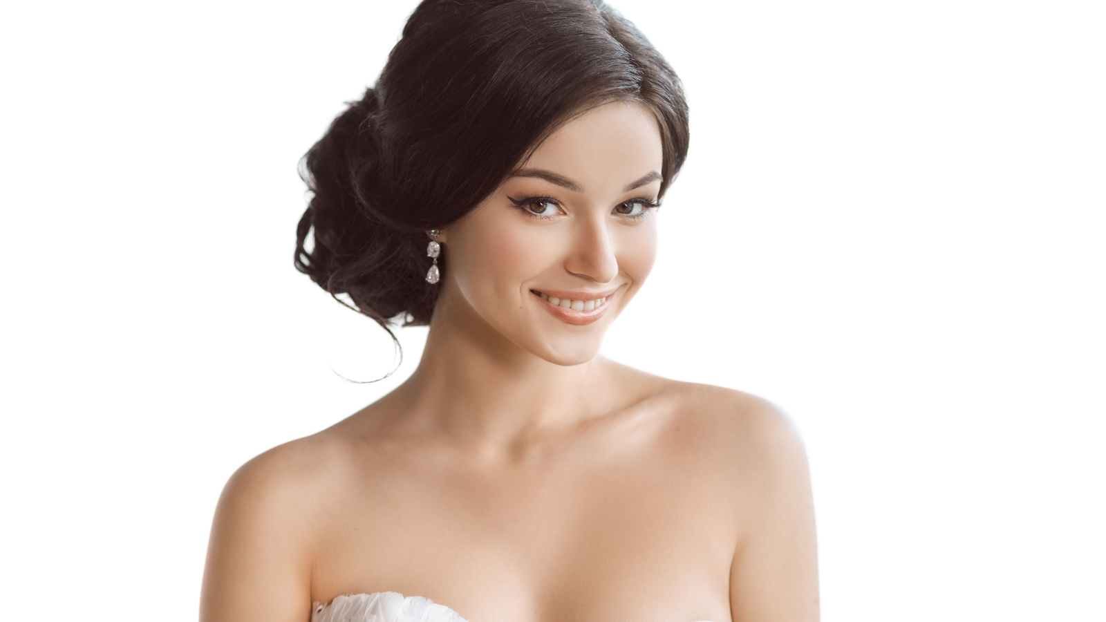 Девушка невеста с красивой прической на белом фоне