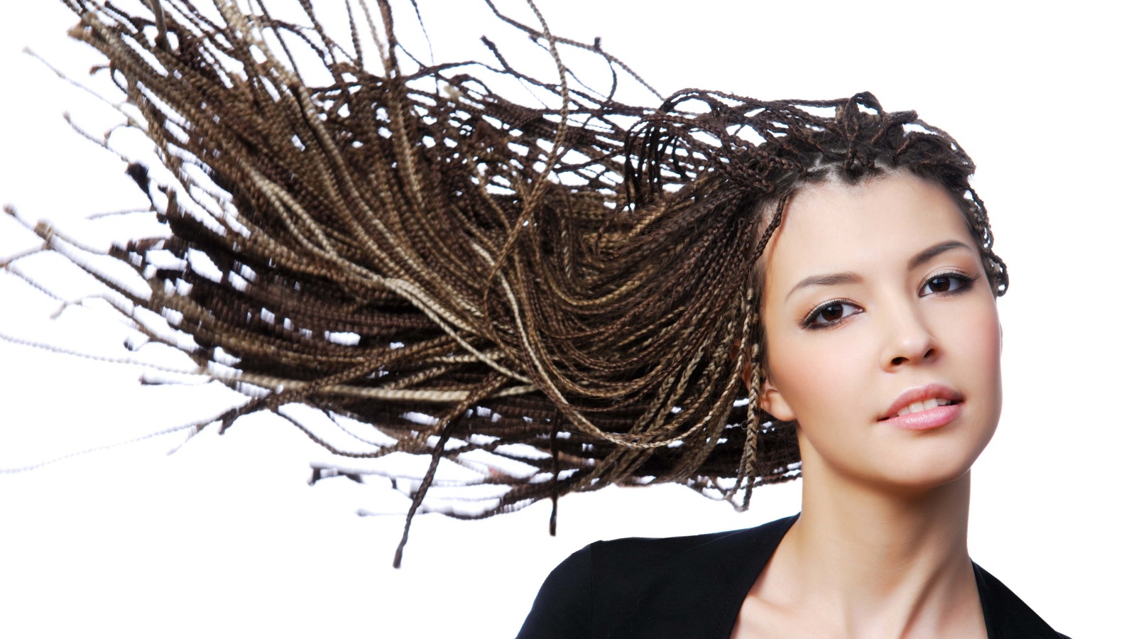 Девушка с прической косичками на голове на белом фоне