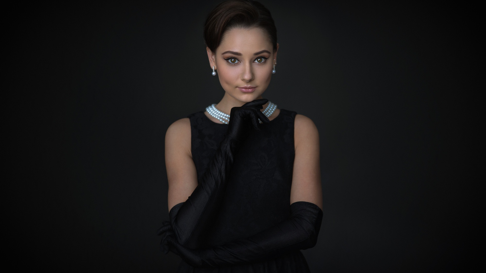 Стильная девушка в маленьком черном платье