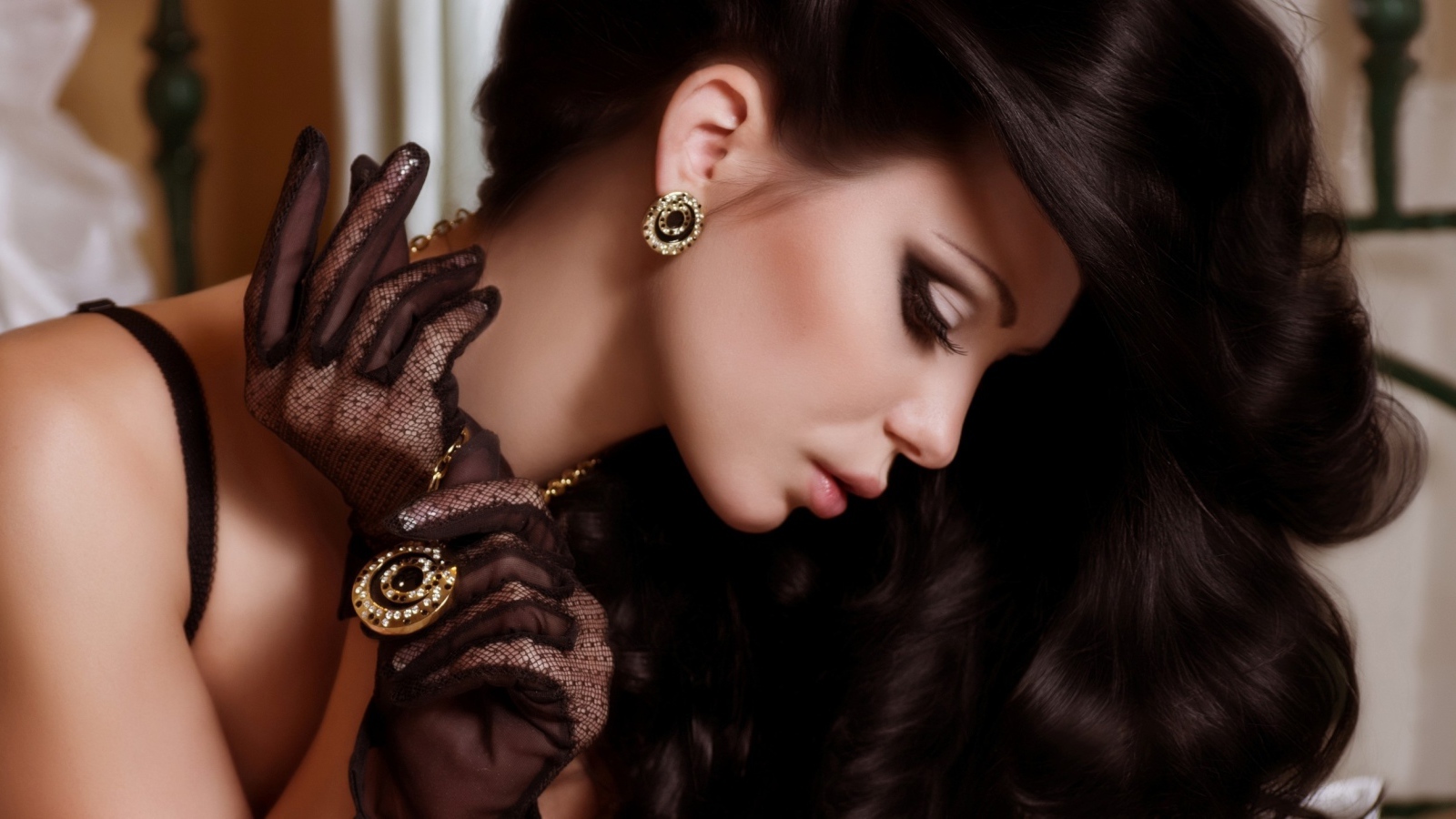 Стильная длинноволосая брюнетка с дорогими украшениями