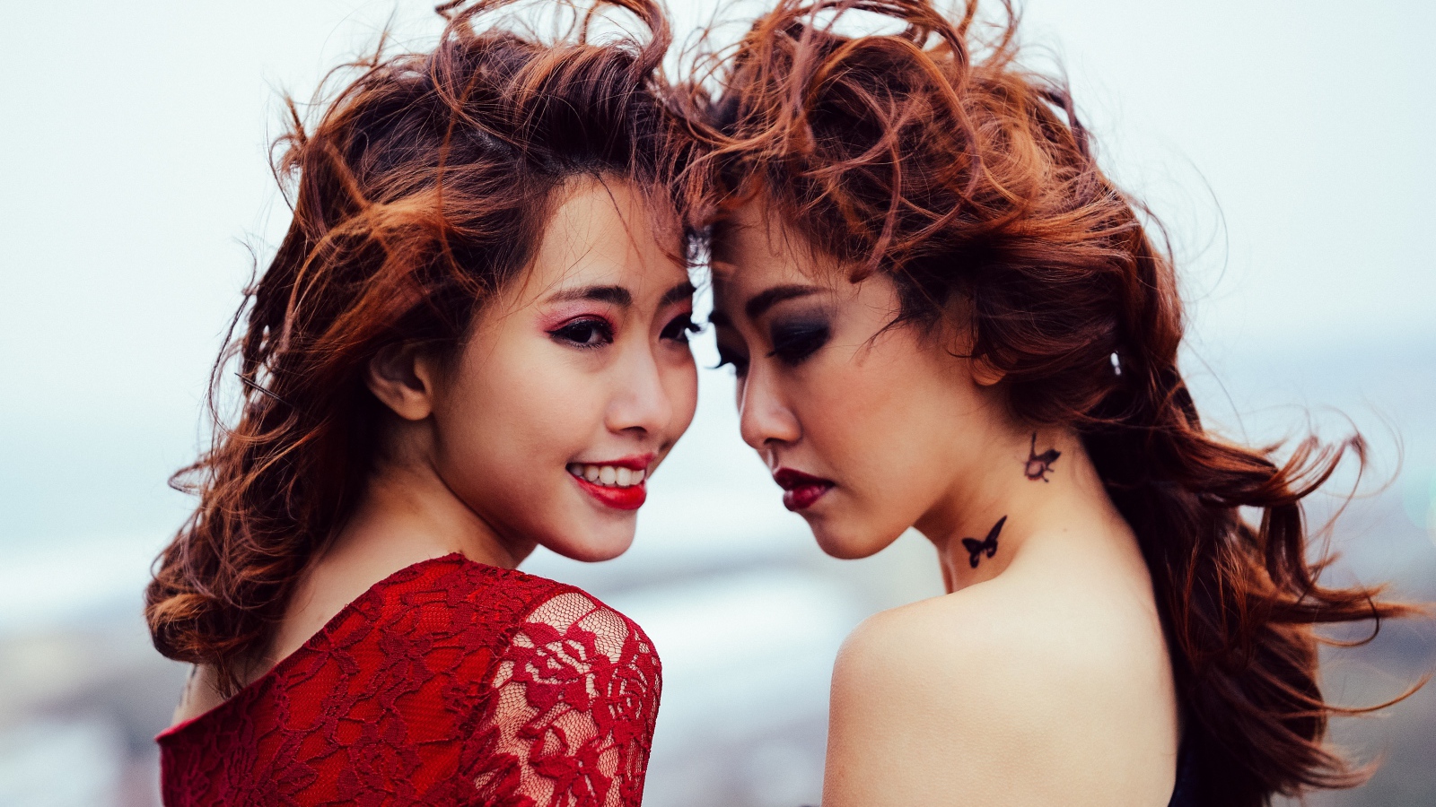 Две девушки азиатки с ярким макияжем 