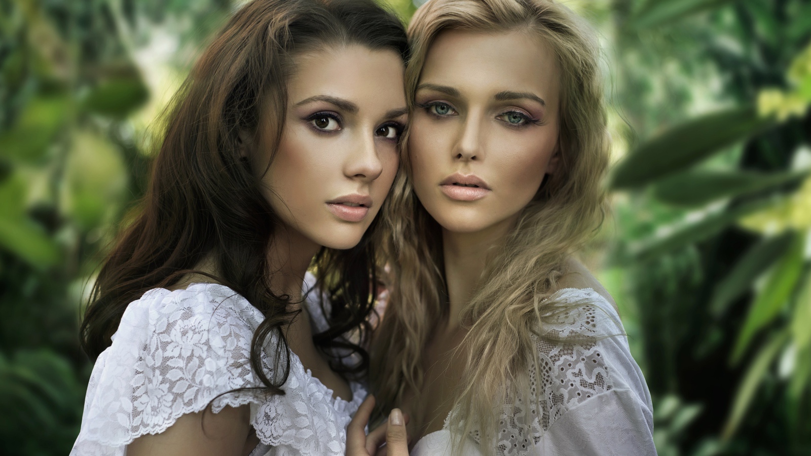 Две красивые девушки в белых платьях