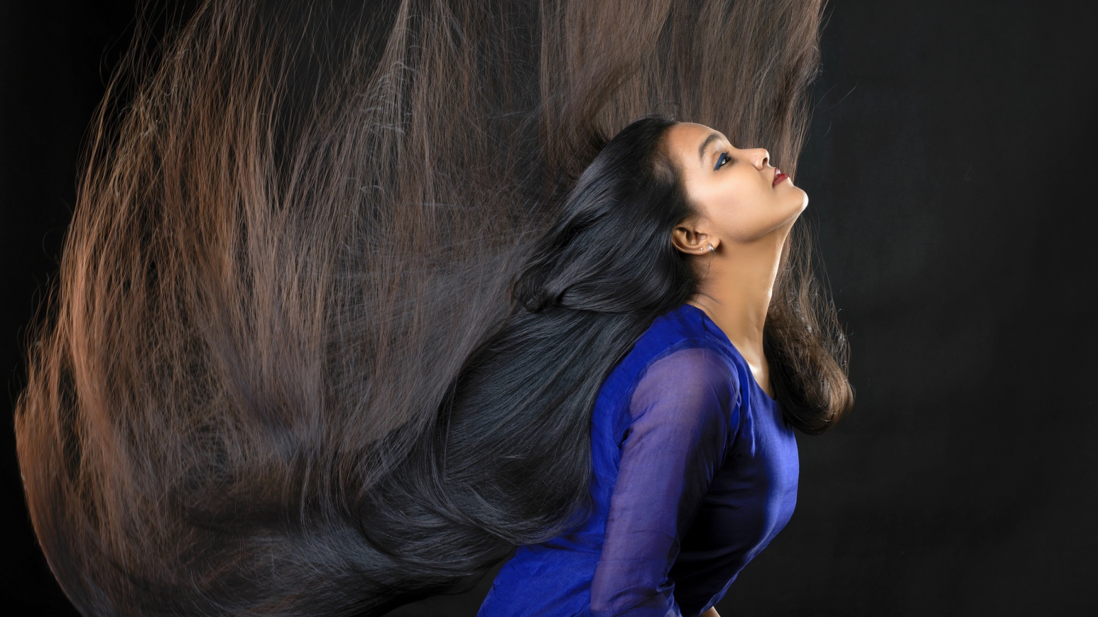 Молодая девушка брюнетка с длинными волосами 