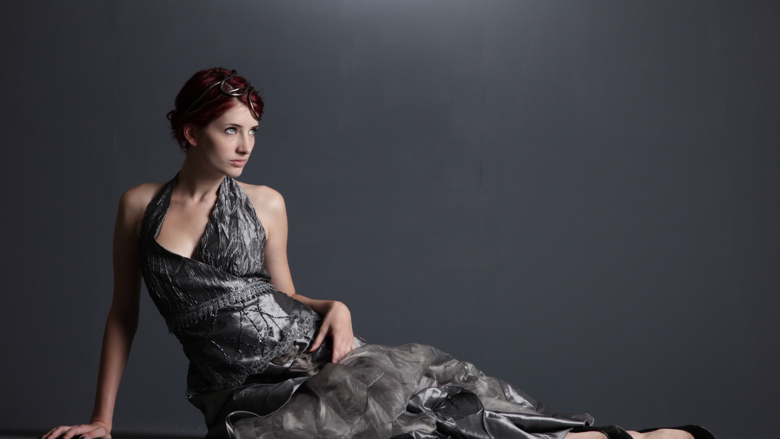 Американская модель Сьюзен Коффи в красивом платье на сером фоне