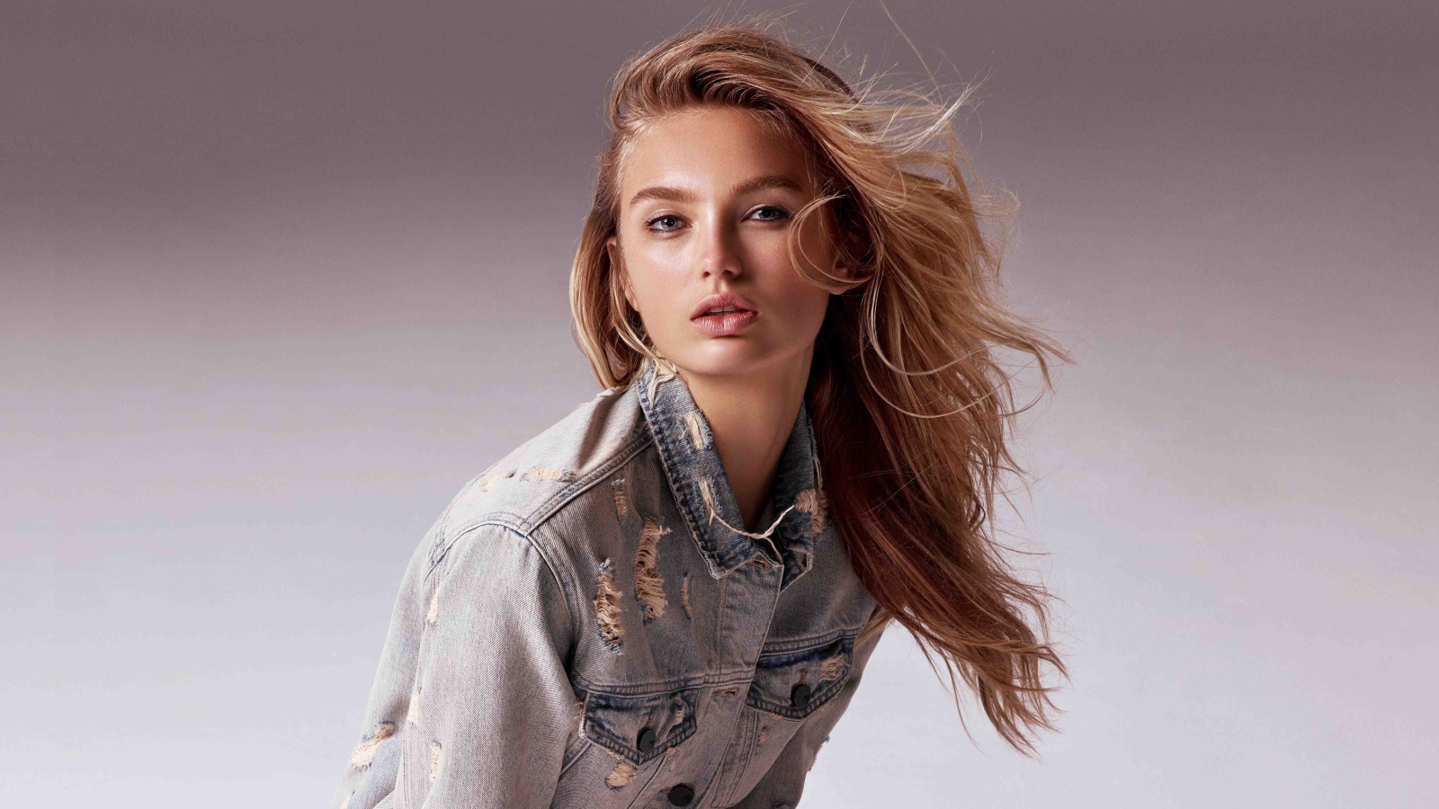 Молодая девушка модель Роми Стрейд в джинсовой куртке