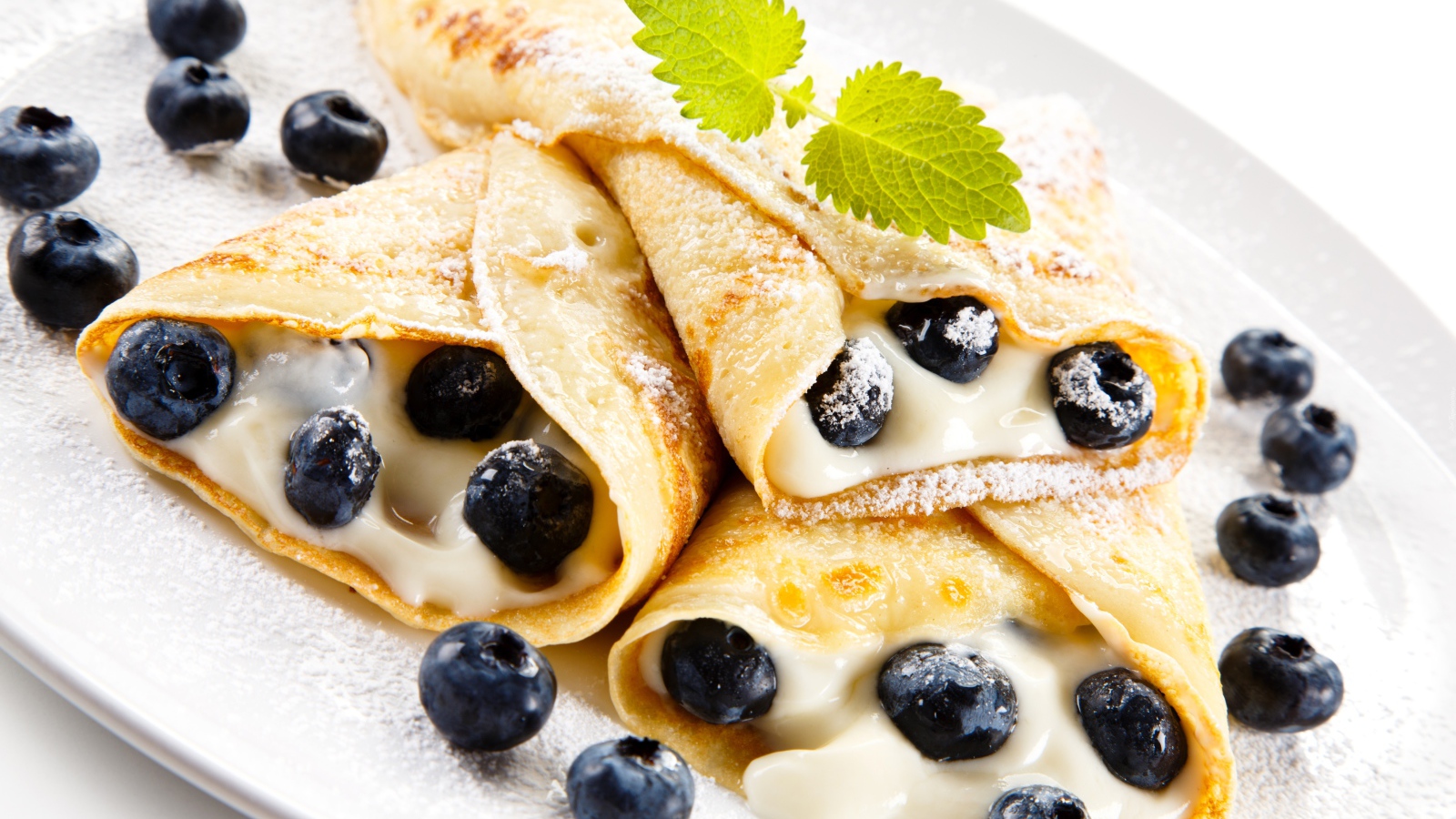 Аппетитные блины с творогом и черникой на Масленицу