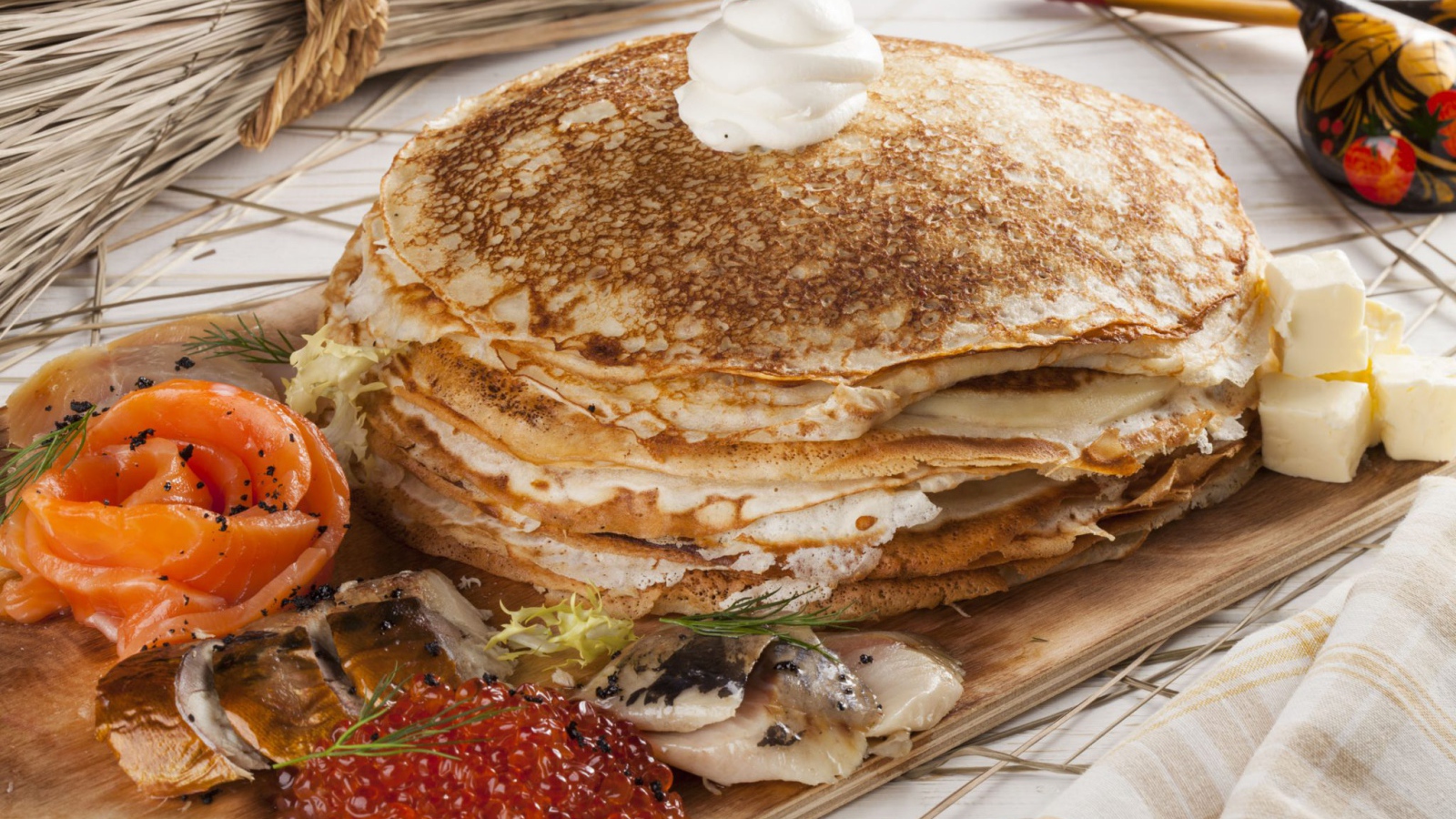 Вкусные блины с рыбой и красной икрой угощения на праздник Масленица