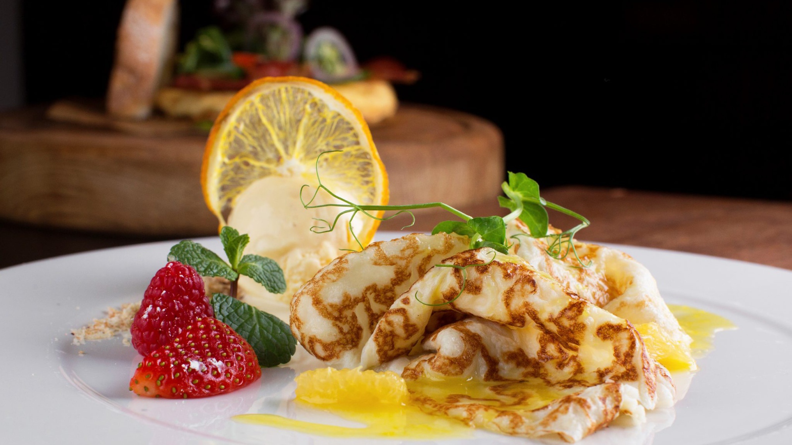 Блины с клубникой и лимоном на Масленицу