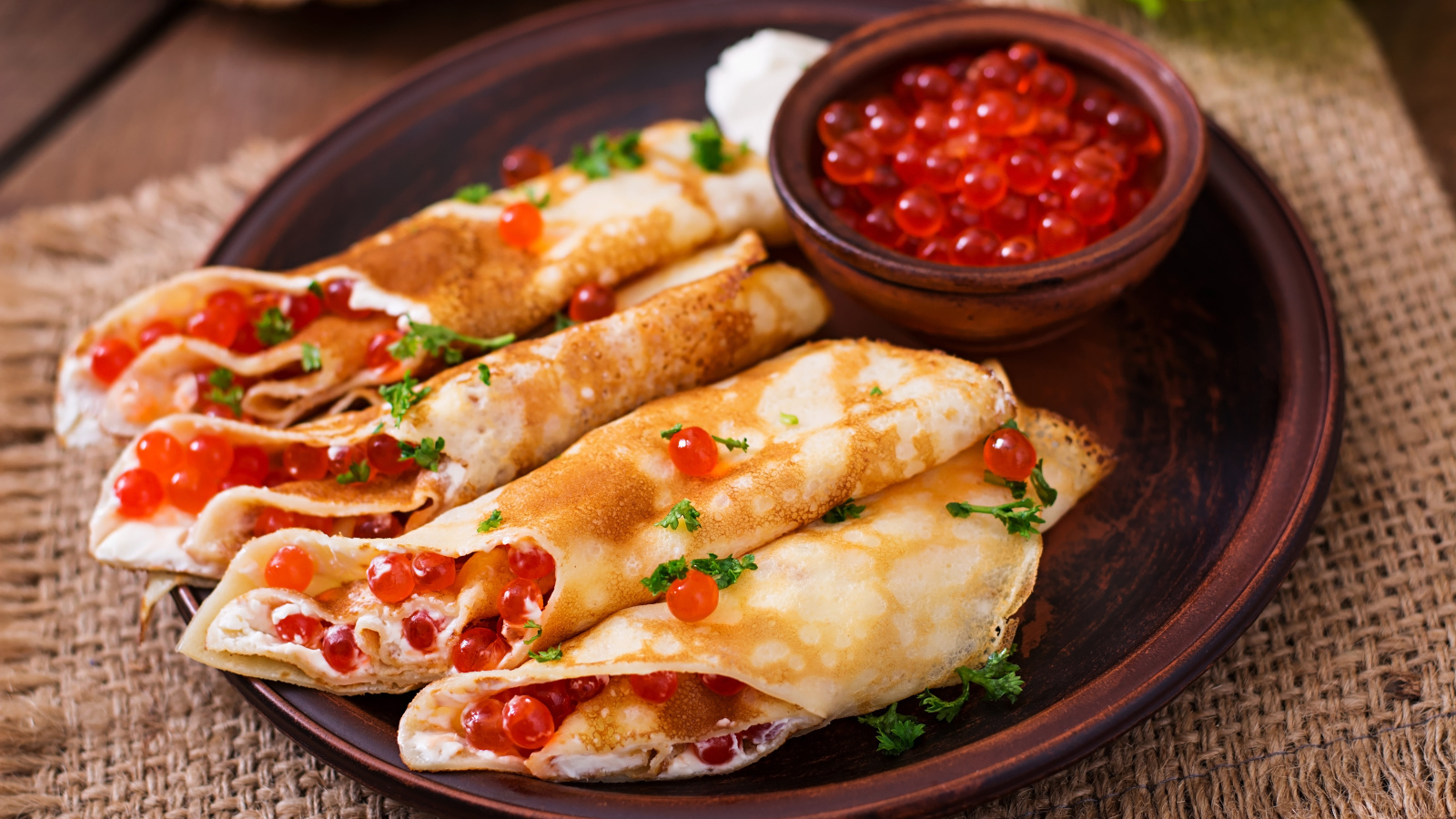 Рулетики из блинов с красной икрой на Масленицу