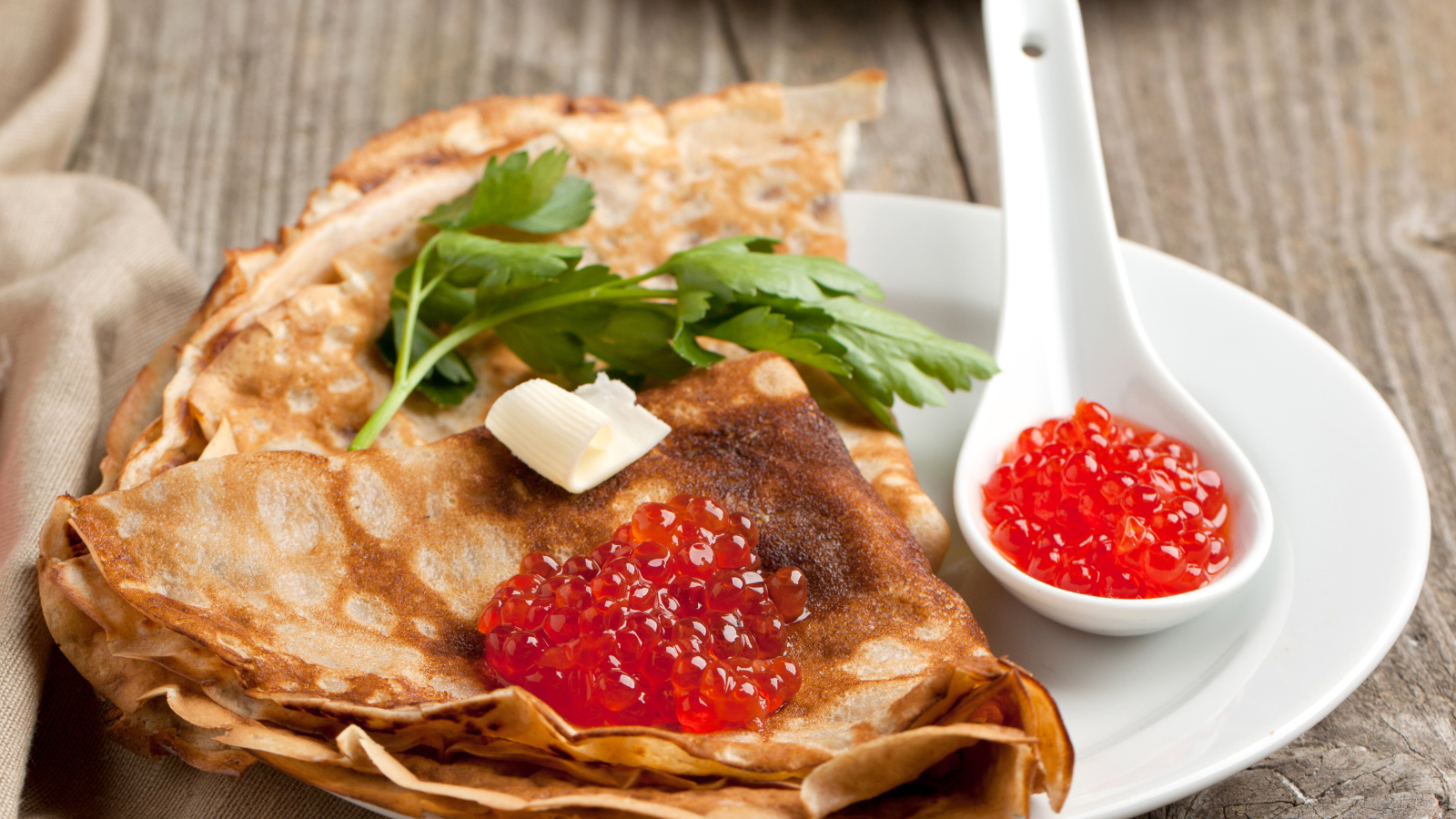 Румяные тонкие блины с красной икрой на Масленицу